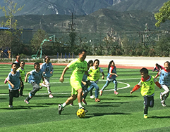 支持中国一所少数民族小学的体育教学