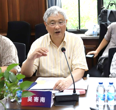 主讲人：上海日本学会会长—吴寄南教授