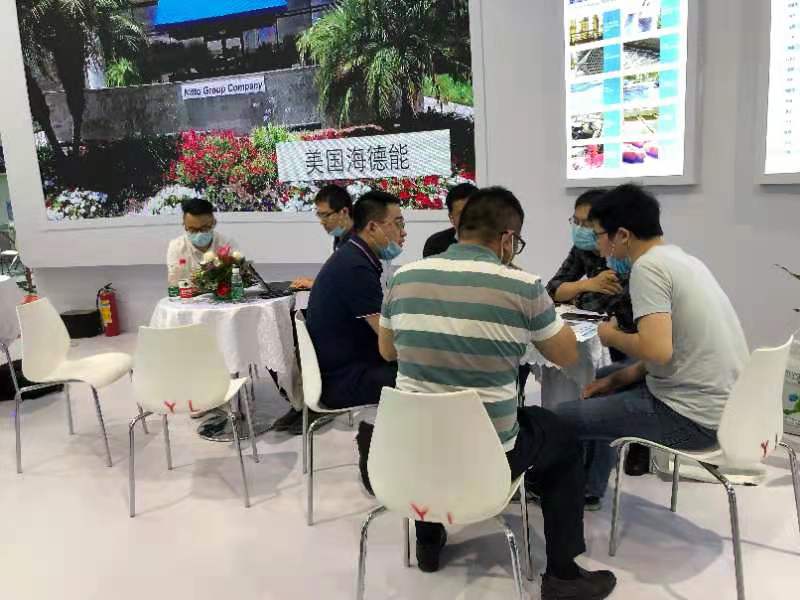 Nitto海德能™员工热情接待客户及展开洽谈