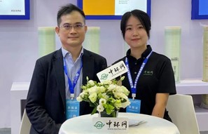 Nitto海德能员工热情接待客户及介绍产品