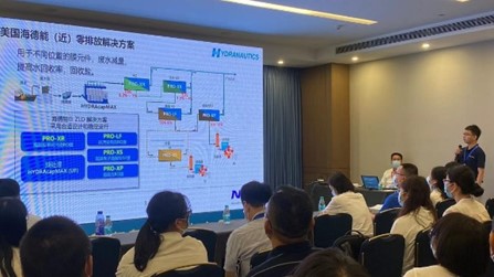Nitto海德能员工热情接待客户及介绍产品