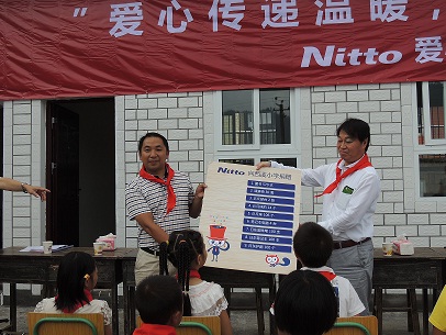 日东电工（中国）投资有限公司 由留佐先生代表Nitto全体员工将捐赠物资交给校长