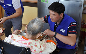 一家韩国老人和残疾人机构举办志愿者活动